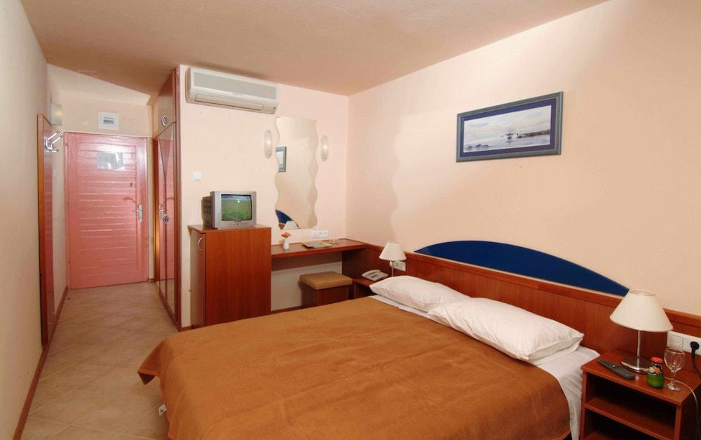 Tourist Settlement Brzet Hotel Omiš Екстериор снимка